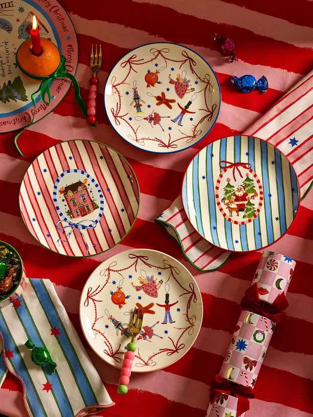 Playful Christmas place settings with pink striped plates and crackers